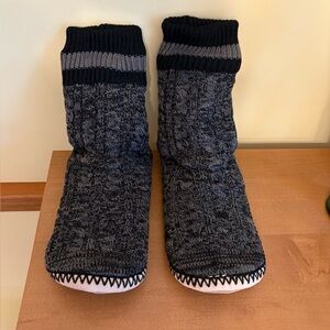 Mens Cozyone 1997 Warm Slippersocks Gripper Soles Fuzzy Black & Gray NIB
